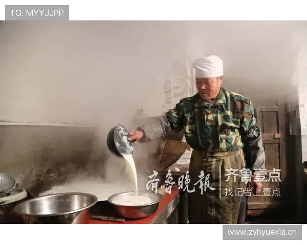 莱万每天凌晨四点喝黑咖啡啃鸡胸肉，老婆说他闻起来像健身房拖把